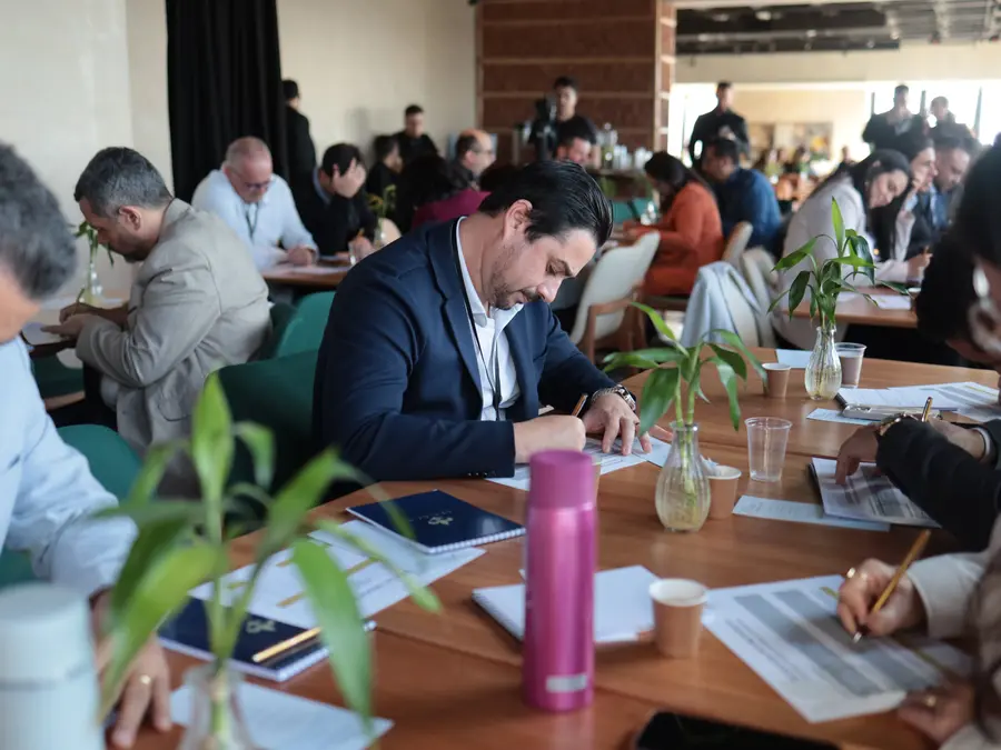 Membros do Legacy Club reunidos em volta da mesa durante um encontro