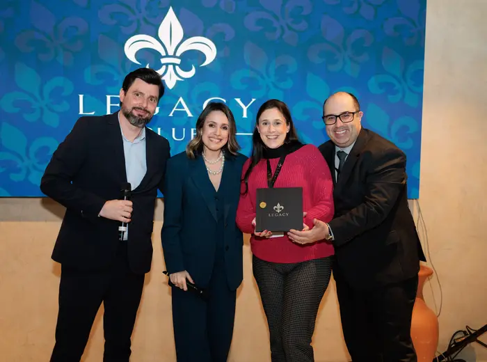 Membros premiados no palco do Legacy Club
